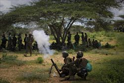Soldati ugandesi della forza di pace Amisom durante l'offensiva per la conquista di Afgoye (Foto: Reuters).