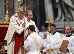 Papa Benedetto XVI durante la messa nella Basilica di San Pietro in cui sono stati ordinati nove sacerdoti, il 29 aprile 2012 (Ansa).