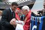 Zanetti regala la maglia dell'Inter al Papa