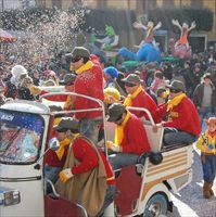 A Pitigliano, un momento del CarnevApe: i carrozzoni sono montati sulle Ape Piaggio messe a disposizione dai cittadini.