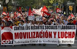 Manifestazione a Barcellona contro le misure di austerità del Governo (Reuters).