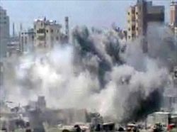 Fermo-immagine di un video caricato su bambuser.com: mostra colonne di fumo che si alzano su Homs (foto Ansa / Bambuser.com).