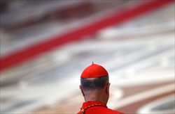 Una curiosa immagine del cardinale Bertone (foto del servizio: Reuters).