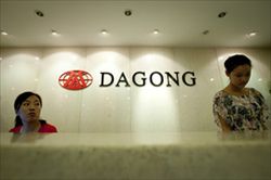Pechino. Due receptionist nel quartier generale dell'agenzia di rating Dagong creata dalla Cina. Foto Bloomberg.