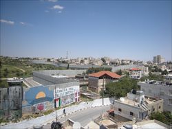 Veduta del muro di separazione alto otto metri, che circonda quasi completamente Betlemme e la divide dalla città santa di Gerusalemme.