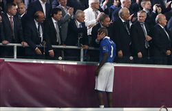 Balotelli sconsolato dopo la finale (foto del servizio: Reuters).