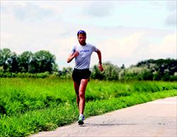 Alex Schwazer si allena nelle campagne lombarde: 10 mila km l’anno nelle gambe. (foto Ansa)