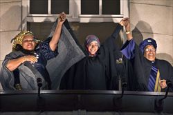 Leymah Gbowee festeggiata per il Nobel, insieme alle altre due vincitrici: Ellen Johnson Sirleaf, presidente della Liberia e Tawakkul Karman, pacifista yemenita (Foto: Ansa).