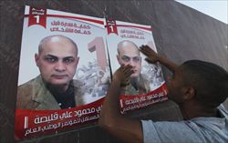Un'immagine della propaganda per le prime elezioni politiche nella Libia del dopo Gheddafi. Le foto i questo servizio, copertina inclusa, sono tutte dell'agenzia Reuters. 