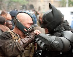  Bane, il cattivo di The Dark Knight Rises, e Batman in una foto di scena (Ansa).