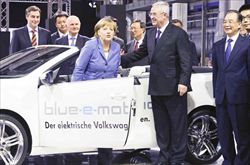 La cancelliera tedesca Angela Merkel in visita allo stabilimento Volkswagen di Wolfburg.