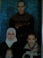 Moad da bambino, in una foto di famiglia, coi genitori e il fratello minore, oggi 12enne.