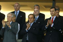 Il premier Mario Monti a Kiev, per la finale degli Europei di calcio, con Michel Platini e il principe Felipe di Spagna (Reuters).