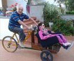 Nonno Aldo con la tricicletta costruita in casa per la nipotina. Foto tratta dal sito www.redattoresociale.it