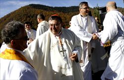 Il Cardinale Vinko Puljic, arcivescovo di Sarajevo. Foto Reuters. La fotografia della copertina è dell'agenzia Corbis.