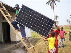 L'allestimento della prima stazione radio a pannelli solari a Oshwe, nella Repubblica Democratica del Congo (dal sito di Greenpeace.org).