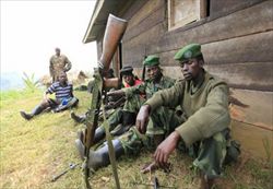 Militari ribelli del movimento M23 nel Nord del Kivu, vicino al confine tra la Repubblica democratica del Congo e l'Uganda. Foto Reuters.