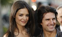 Tom Cruise con la terza moglie Katie Holmes, che ha appena annunciato il divorzio (foto Reuters)