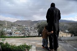 Um Karim, profuga siriana, con uno dei suoi figli, nella Valle della Bekaa, in Libano. Foto Kate Brooks/Unicef.
