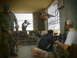 Combattimenti a Qusseer, nei pressi della città siriana di Homs. Foto Reuters. 