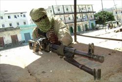 Un combattente islamico somalo (foto Ansa; foto copertina Reuters).