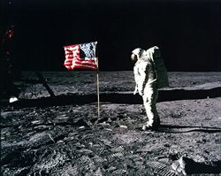 L'astronauta Buzz Aldrin saluta la bandiera degli Stati Uniti piantata sulla Luna. Aldrin è stato il secondo uomo a scendere sulla superficie lunare dopo Neil Armstrong (Reuters).