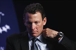 Lance Armstrong durante una convention scientifica dedicata ai tumori a New York, nel 2010, quando era ancora in attività (Reuters).