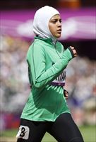 L'atleta saudita Sarah Attar durante la gara degli 800 metri a Londra (Ansa).