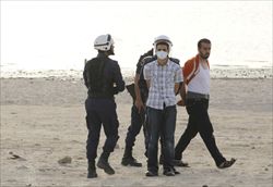 L'arresto di due oppositori in Bahrain (foto Reuters).