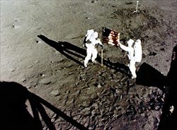 Neil Armstrong e Buzz Aldrin intorno alla bandiera americana piantata sulla Luna (Ansa).
