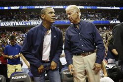 Barack Obama e il suo vice Joe Biden durante una partita di basket a Washington (Reuters).