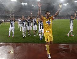 Buffon festeggia con gli altri juventini la conquista della Supercoppa a Pechino (Reuters).