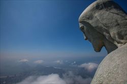 La statua del Cristo Redentore domina dall'alto Rio de Janeiro, dove è già arrivata la bandiera olimpica per i prossimi Giochi del 2016 (Ansa).