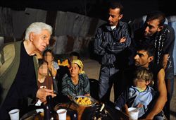 Don Bruno Nicolini con una famiglia Rom (foto sopra e di copertina: Alessia Giuliani/Catholic Press foto).