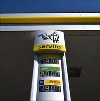 Martedì 22 agosto 2012 la benzina ha raggiunto un record storico per l'Italia: il prezzo al litro per il "servito", cioè il pieno fatto dall'inserviente, senza self-service, ha superato i due euro sulla rete ordinaria, fuori dalle autostrade (Ansa),