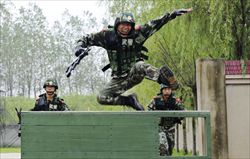 Un soldato cinese durante una sessione di addestramento contro il terrorismo internazionale (Reuters).