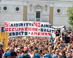 La manifestazione dei lavoratori dell’Ilva di Taranto lo scorso 2 agosto (foto Ansa).