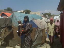 Uno dei campi sfollati intorno a Mogadiscio, dove migliaia di persone hanno cercato rifugio dalla guerra (Foto: Cesvi). 