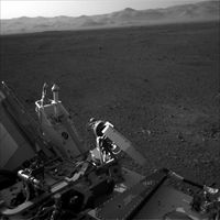 Alcune fotografie "scattate" dal robot Curiosity dopo essere atterrato su Marte (Reuters).