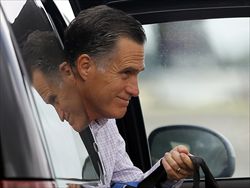 Mitt Romney in areoporto: sa cosa lo aspetta?  (foto Reuters)