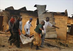 Una vittima degli scontri religiosi tra cristiani e musulmani nel villaggio di Kuru Janta, in Nigeria (Ansa).