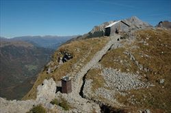 Vecchie fortificazioni sulla cima del Pal Piccolo, sulle Alpi Carniche (fotografia di Gabriele Menis).