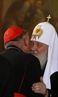 L'abbraccio tra il patriarca Kirill e il cardinale Nycz, arcivescovo di Varsavia (foto del servizio: Reuters).