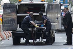 Il "coroner" di Manhattan porta via il corpo della vittima. E' l'ennesimo episodio legato alla facilità con la quale negli Stati Uniti si possono acquistare e detenere armi da fuoco (Reuters).