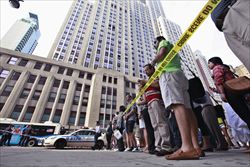 Abitanti di New York e turisti sulla scena della sparatoria sotto l'Empite State Building (Reuters).