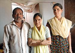Da sinistra: Shahzad, 54 anni, autista di tuk tuk, con - al centro - la figlia Rukhsar, 23, cieca dalla nascita, nella loro casa di Bhopal (foto Severino Marcato).