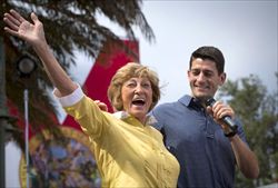 Il candidato repubblicano alla vice presidenza degli Stati Uniti con la madre Betty Douglas durante un tour elettorale in Florida (Reuters).