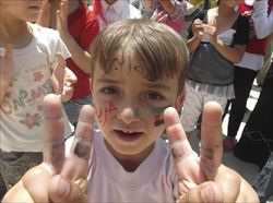 Sulla guancia destra di questo bambino di Aleppo è scritta in arabo la parola "Libertà", durante una manifestazione di protesta contro il presidente siriano Bashar al-Assad (Reuters).