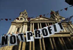 Una manifestazione che celebra il settore Non profit davanti alla Cattedrale di San Paolo, a Londra. Foto Reuters.