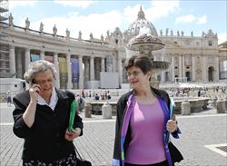 Suor Janet Mock (a sinistra) e suor Pat Farrell, direttrice e presidente dell'Lcwr, al termine di un incontro col cardinale Levada in Vaticano.